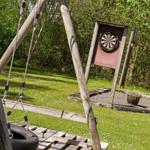 Hinterhof mit Dartscheibe und Schaukel aus Reifen