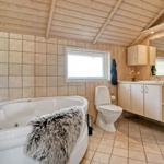 Badezimmer mit Badewanne, Toilette und Waschbecken.
