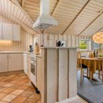 Küche mit Essbereich, Holzwand und Holzdecke