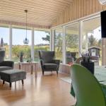 Wohn- und Essbereich mit Blick auf Garten und Himmel.