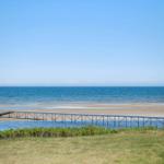 Hafensteg führt zum Strand und zum Meer.