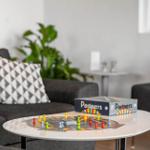 Runde Tisch mit Brettspiel und Sofa im Wohnbereich