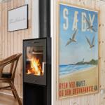 Wohnraum mit Kamin, Wandbild und Holzwandverkleidung
