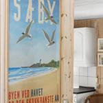 Wand mit Poster von Säby, Küchenbereich mit Holzwand und Stuhl.
