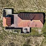 Haus mit rotem Dach und Terrasse in Grasland