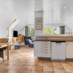 Küche mit Essbereich und Wohnbereich unter Dachschrägen.