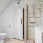 Badezimmer mit Dusche, Toilette und Waschbecken