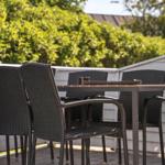 Außenbereich mit Tisch und Stühlen auf gepflastertem Platz