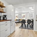 Küche mit Essbereich und Wohnzimmer im Hintergrund.