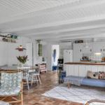 Wohnküche mit Essbereich und Sofa auf Terrakottboden