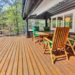 Holzterrasse mit Sitzgruppe und Blick in den Wald.