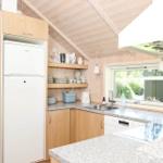 Küche mit Kühlschrank, Spüle und Fenster