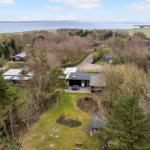Haus mit Garten und Blick aufs Wasser