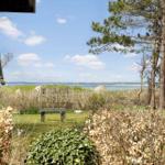 Von der Terrasse aus bietet sich ein Blick auf das Meer und die Umgebung.