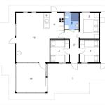 Wohnung mit drei Schlafzimmern, Küche und Bad. Flur mit Treppe.