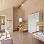 Zimmer mit zwei Etagenbetten, weißem Schrank und Holzwandverkleidung. Dusche und Fenster sind sichtbar.