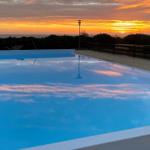 Pool mit Blick auf Sonnenuntergang über Meer