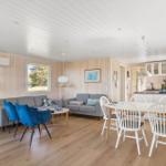 Wohn- und Essbereich mit Sofa, Esstisch und Kamin.