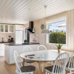 Küche mit Essbereich, Holzwände und Fensterblick