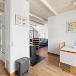 Küche mit Essbereich und Wohnzimmer im Hintergrund.