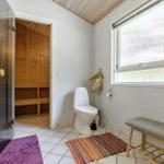 Badezimmer mit Dusche, Toilette und Sauna