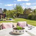Terrasse mit Tisch, Stühlen und Blick auf den Garten.