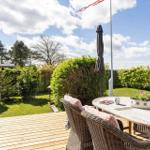 Terrasse mit Tisch, Stühlen und Blick auf den Garten.