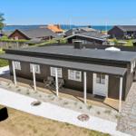 Moderne Strandvilla mit Terrasse, Garten und Meerblick.