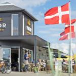 Niord Bistro mit Außenbereich, dänischen Flaggen und Fahrrädern.