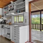 Küche mit Blick auf Balkon und Wald