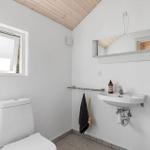 Badezimmer mit Toilette, Waschbecken und Dachfenster.