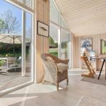 Wohnbereich mit Essbereich, Sitzgelegenheit und Blick auf die Terrasse mit Garten.