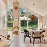 Esszimmer mit Tisch, Stühlen und Blick auf Garten