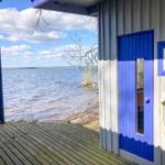 Blauer Eingang mit Blick auf See und Holzterrasse