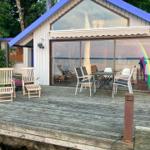 Terrasse mit Sitzgelegenheiten und Blick auf Wasser.