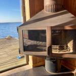 Holzofen mit Blick auf das Wasser und eine Terrasse
