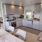 Küche mit Essbereich und Blick in Wohnzimmer