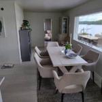 Esszimmer mit Tisch, Stühlen und Blick auf See