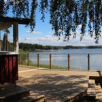 Terrasse mit Blick auf See und Bäume