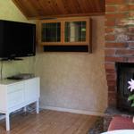 Wohnzimmer mit Kamin, Fernseher und Schrank