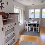 Esszimmer mit Tisch, Stühlen und Blick auf Wasser