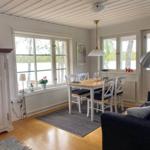 Esszimmer mit Tisch, Stühlen und Blick auf Wasser