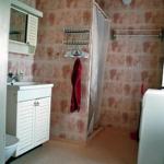 Bad mit Waschbecken, Dusche und Badewanne.