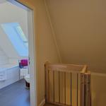 Badezimmer mit Dachfenster und Holzgeländer