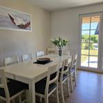 Esszimmer mit Tisch, Stühlen und Blick auf die Terrasse.