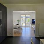 Küche mit Essbereich und Blick auf Terrasse