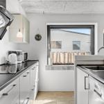 Moderne Küche mit Arbeitsplatte, Spüle und Fenster.
