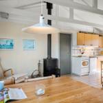 Küche mit Holzmöbeln und Kaminofen im Wohnbereich