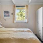 Schlafzimmer mit Bett, Fenster und Kleiderschrank
