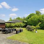 Garten mit Sitzgelegenheiten, Grillbereich und Grünflächen.